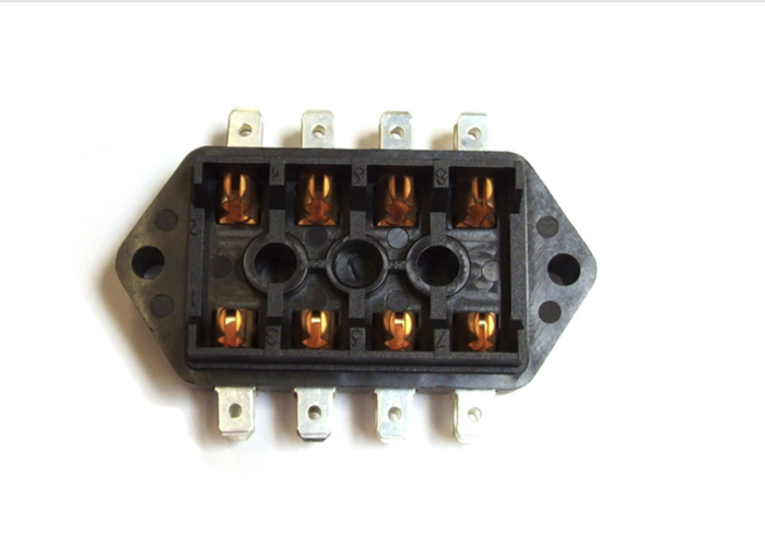 CAJA DE FUSIBLES TIPO LUCAS (SIN TAPA). SKU RTC440ST