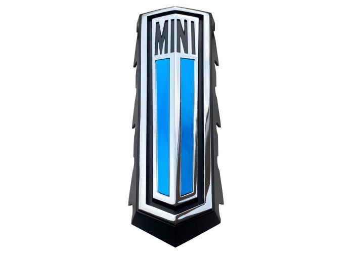 INSIGNIA DELANTERA ‘GT’ AZUL/CELESTE. SKU CZH651